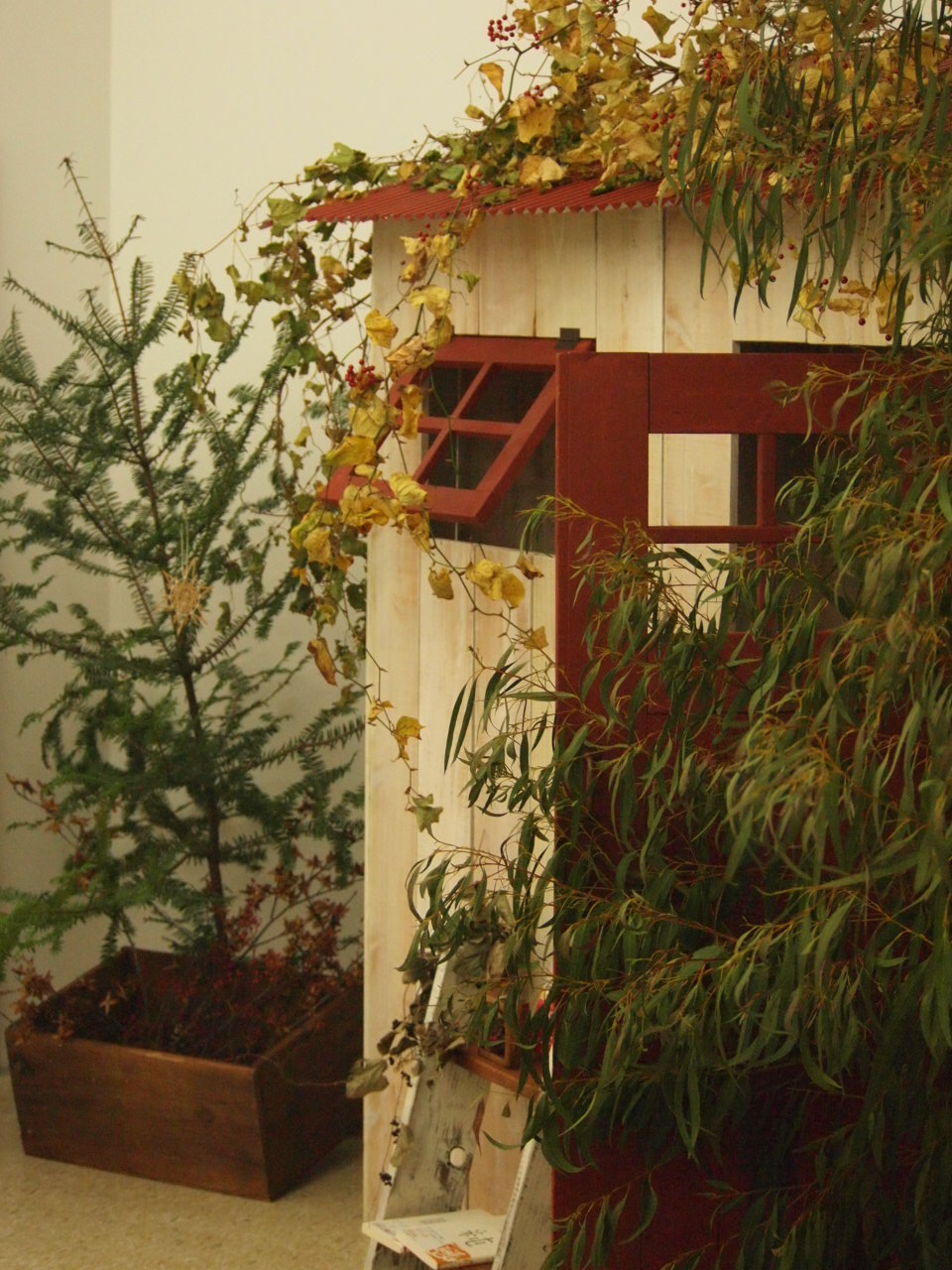 「十二月の森 ―赤い屋根の小屋で―」_b0285701_21315735.jpg