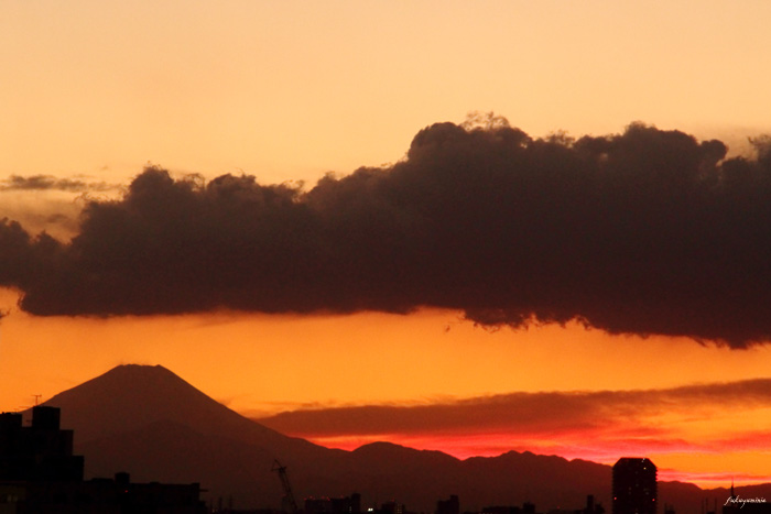 富士山と夕焼けと飛行機雲_f0185802_1710393.jpg