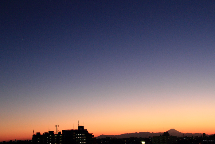 富士山と夕焼けと飛行機雲_f0185802_17111346.jpg