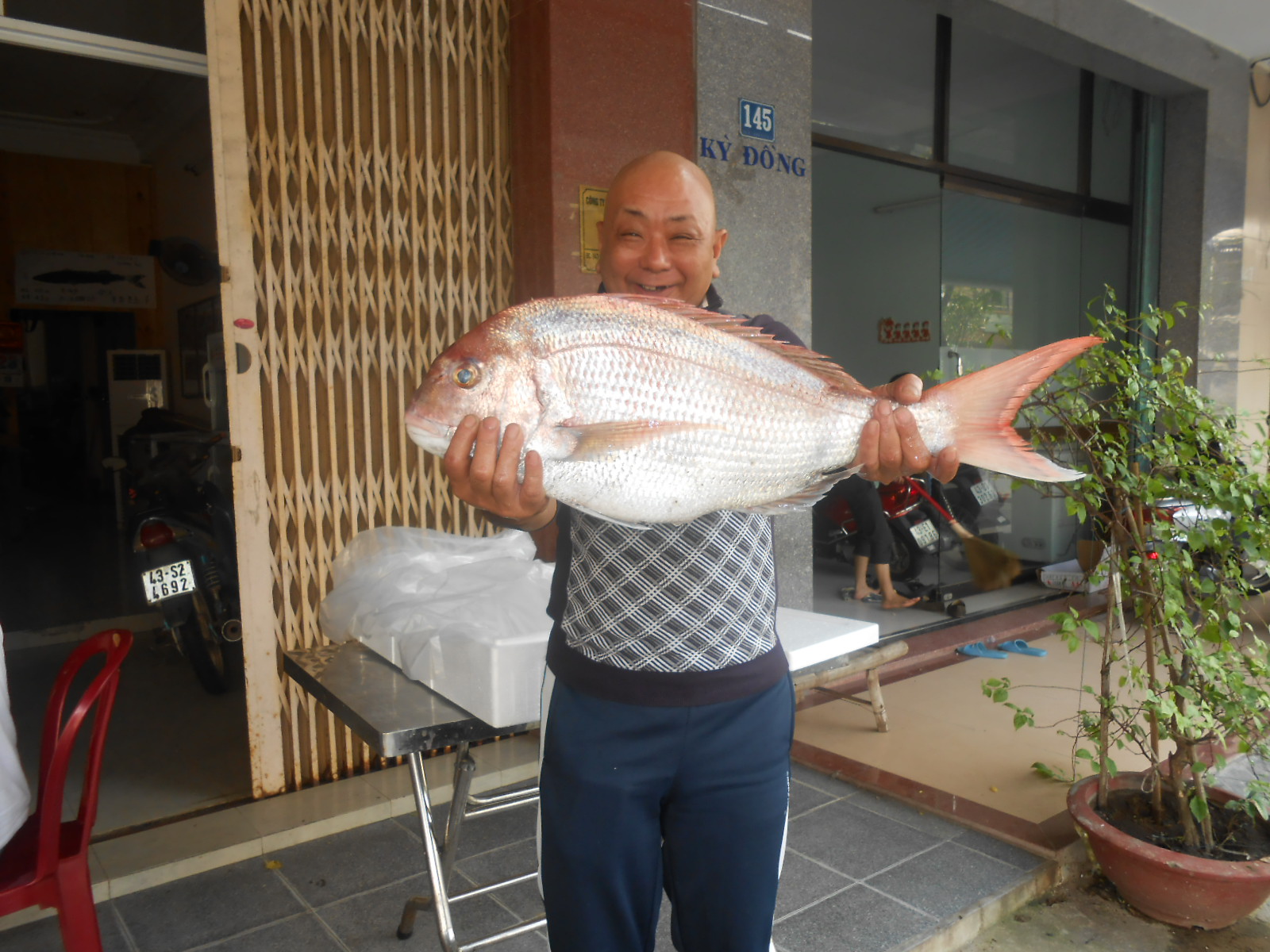 本日　ダナン　ソチャー半島岩場で　体調６６ｃｍ　重量4.3㎏　真鯛釣りました！_b0241821_22380158.jpg