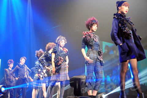 【CONTEST】SPC全日本理美容選手権 決勝大会2013 アーティスティックで華麗なヘアショーステージ!_c0080367_13470411.jpg