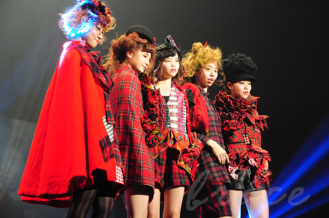【CONTEST】SPC全日本理美容選手権 決勝大会2013 アーティスティックで華麗なヘアショーステージ!_c0080367_13470467.jpg