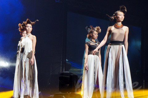 【CONTEST】SPC全日本理美容選手権 決勝大会2013 アーティスティックで華麗なヘアショーステージ!_c0080367_13545715.jpg