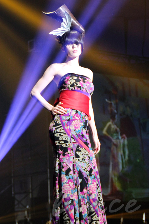 【CONTEST】SPC全日本理美容選手権 決勝大会2013 アーティスティックで華麗なヘアショーステージ!_c0080367_13593216.jpg