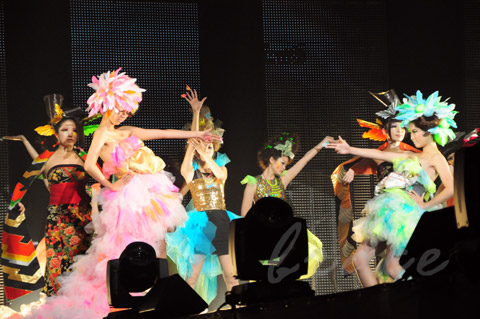 【CONTEST】SPC全日本理美容選手権 決勝大会2013 アーティスティックで華麗なヘアショーステージ!_c0080367_13593286.jpg