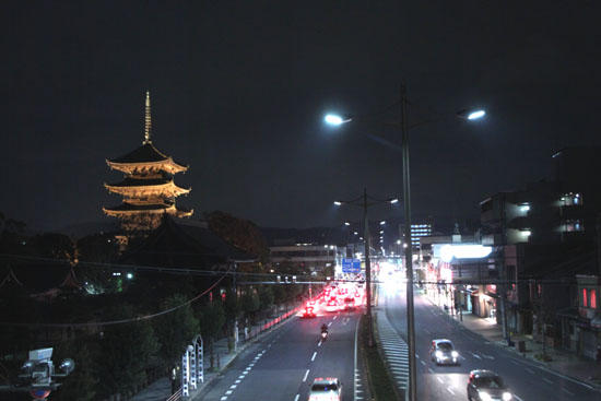 東寺 五重塔ライトアップ_e0048413_2246441.jpg