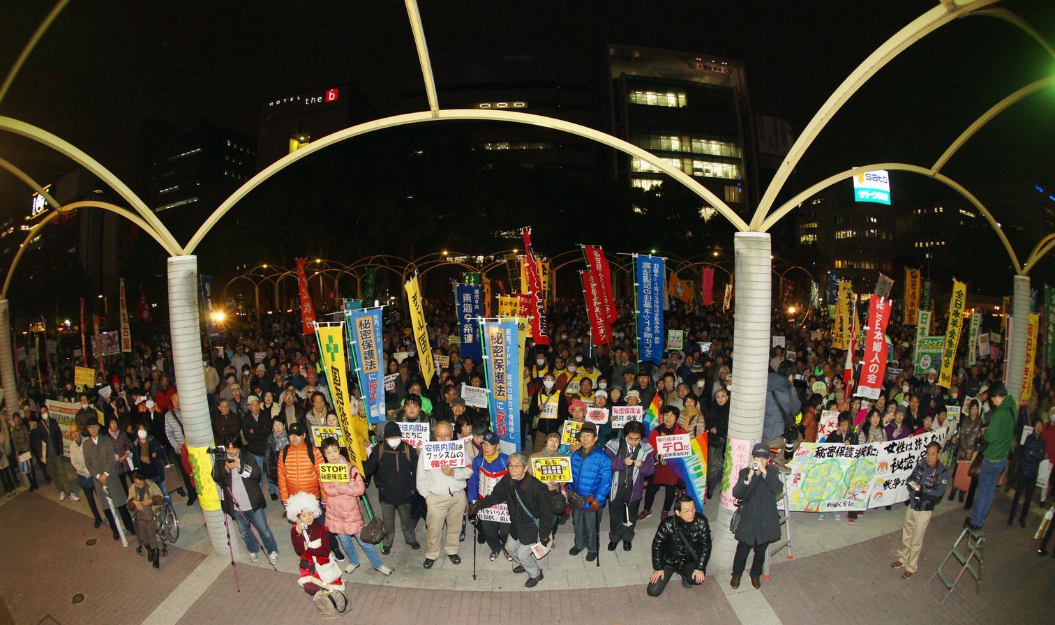 12/6(金)名古屋市エンゼル広場で秘密保護法反対集会に4000人_c0241022_1923177.jpg
