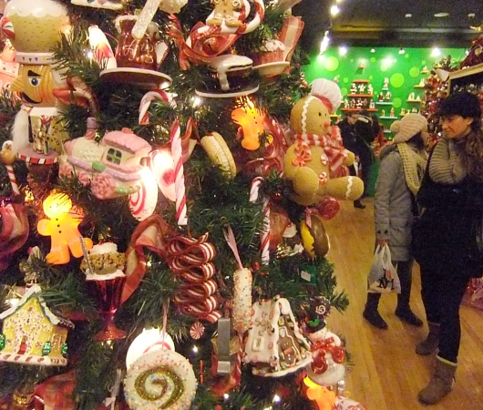 1年中、クリスマス商品を販売するクリスマス専門店、It\'s Always Christmas in New York_b0007805_8554448.jpg