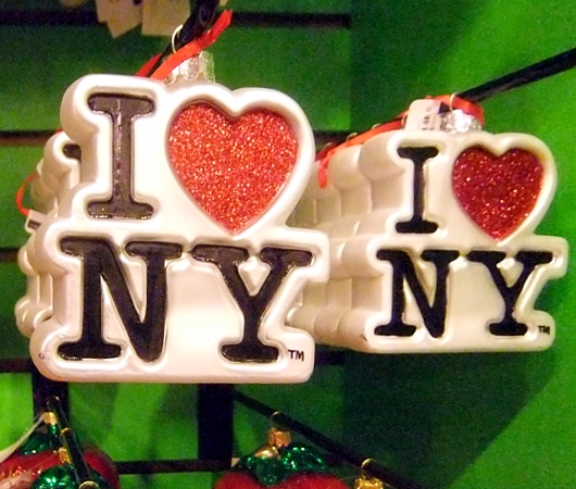 1年中、クリスマス商品を販売するクリスマス専門店、It\'s Always Christmas in New York_b0007805_85621.jpg