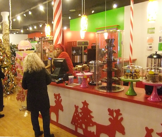 1年中、クリスマス商品を販売するクリスマス専門店、It\'s Always Christmas in New York_b0007805_983115.jpg