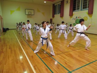 新発寒道場 元気に楽しく組手!_c0118332_2334715.jpg