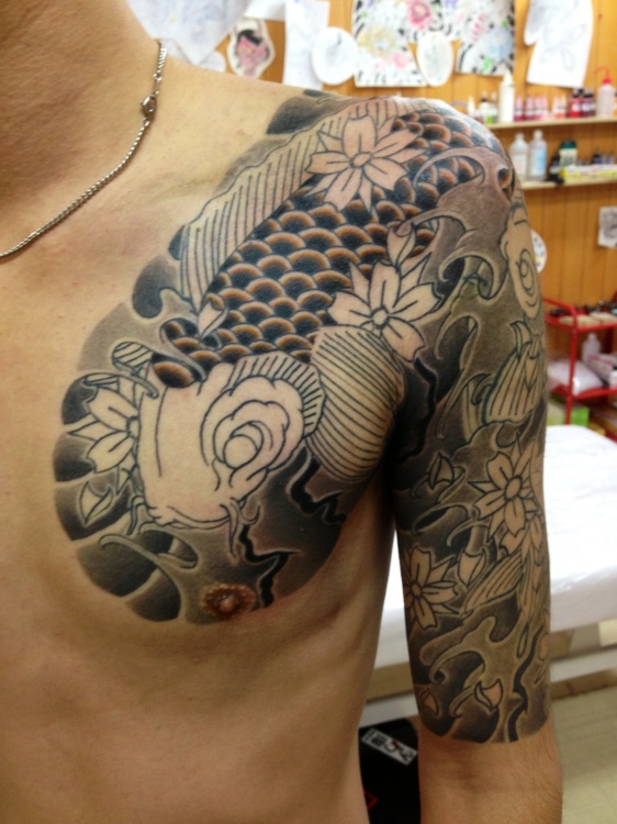 鯉桜五分カイナ 鱗色いれ 大阪 刺青 関西刺青師 彫とも 鯉桜五分カイナ 鱗色いれ 大阪 刺青 関西刺青師 彫とも