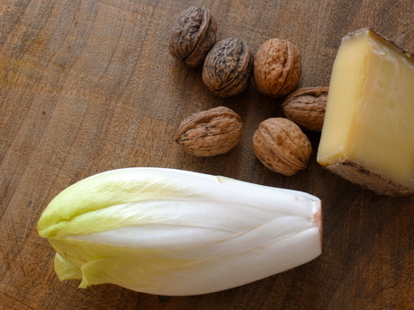 Salade d\'endives et du fromage comté - アンディーヴ、コンテチーズ、クルミ、冬のサラダ_a0231632_17244459.jpg
