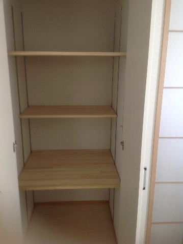 収納庫用の棚板設置_f0031037_20564189.jpg
