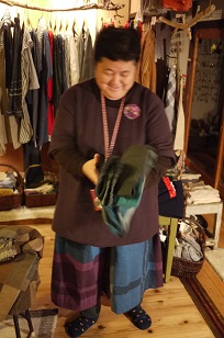 ②ワイドパンツもこの通り!~玉木新雌ショール展より~_f0226293_8493973.jpg