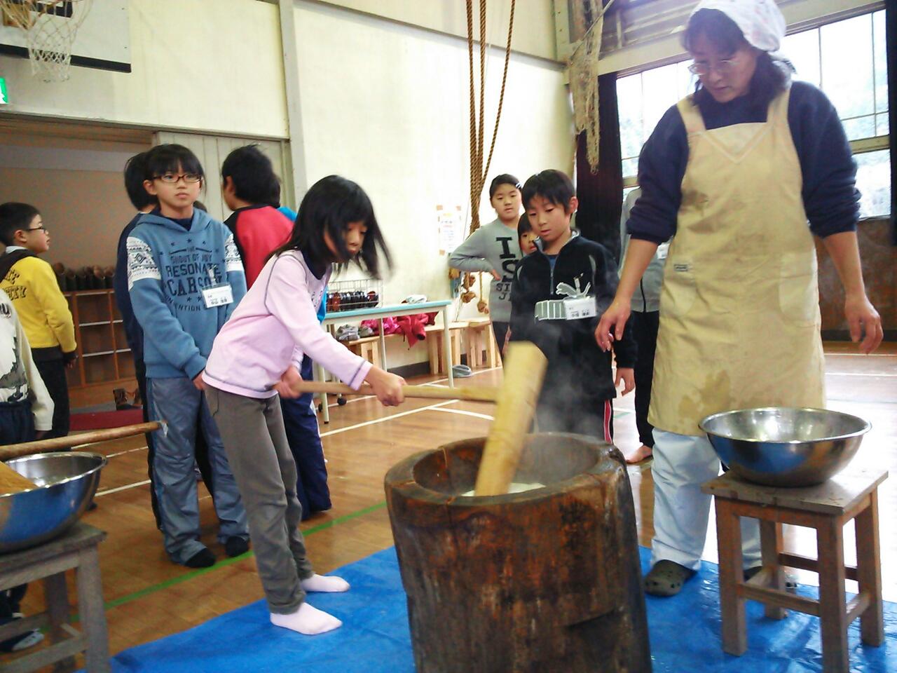 餅つきで昼食…竹炭持って帰りました_d0265607_17105622.jpg