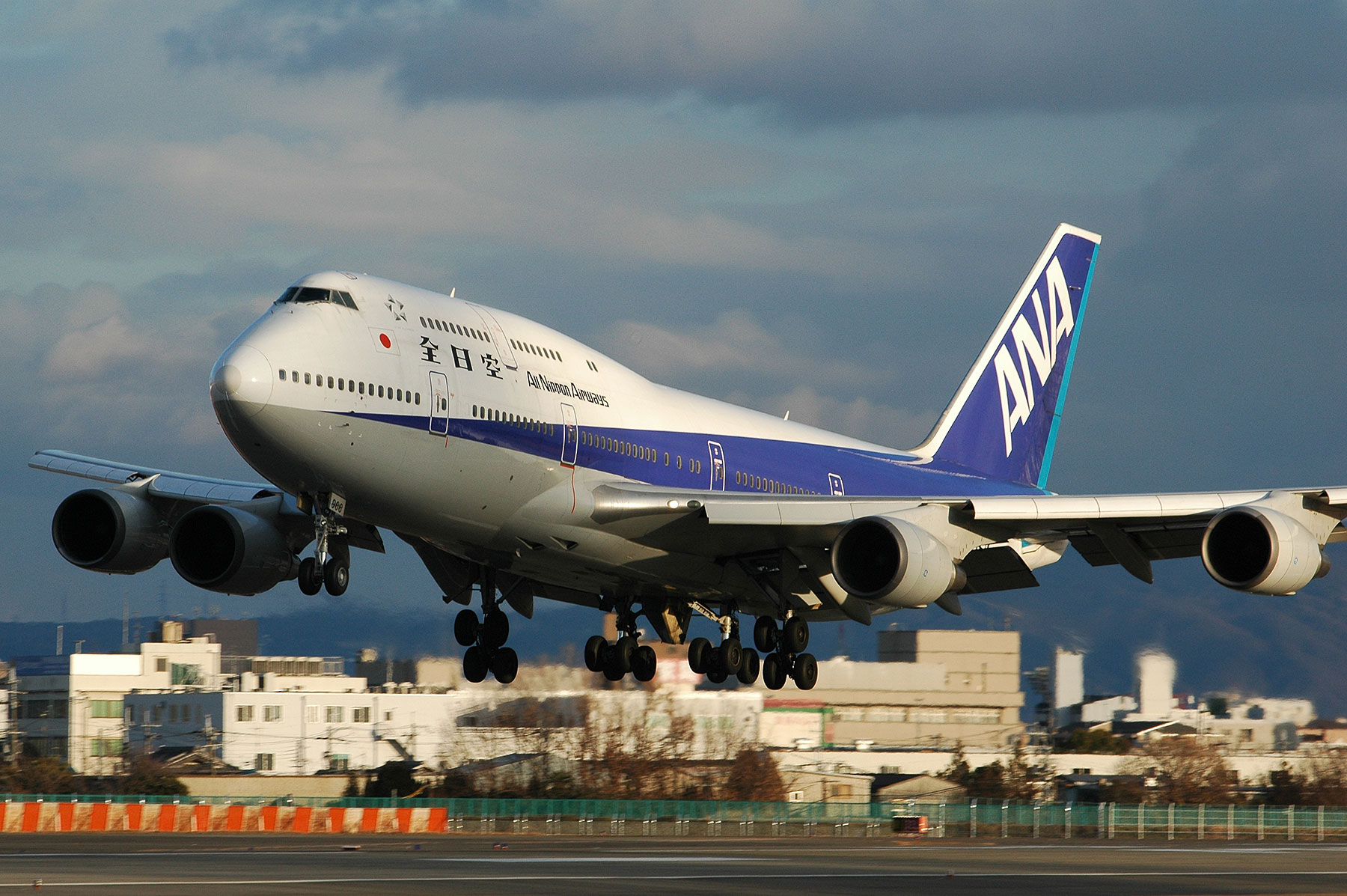 BOEING 747-400D / JA8966 : SKY LOUNGE GARDEN -transporter side-