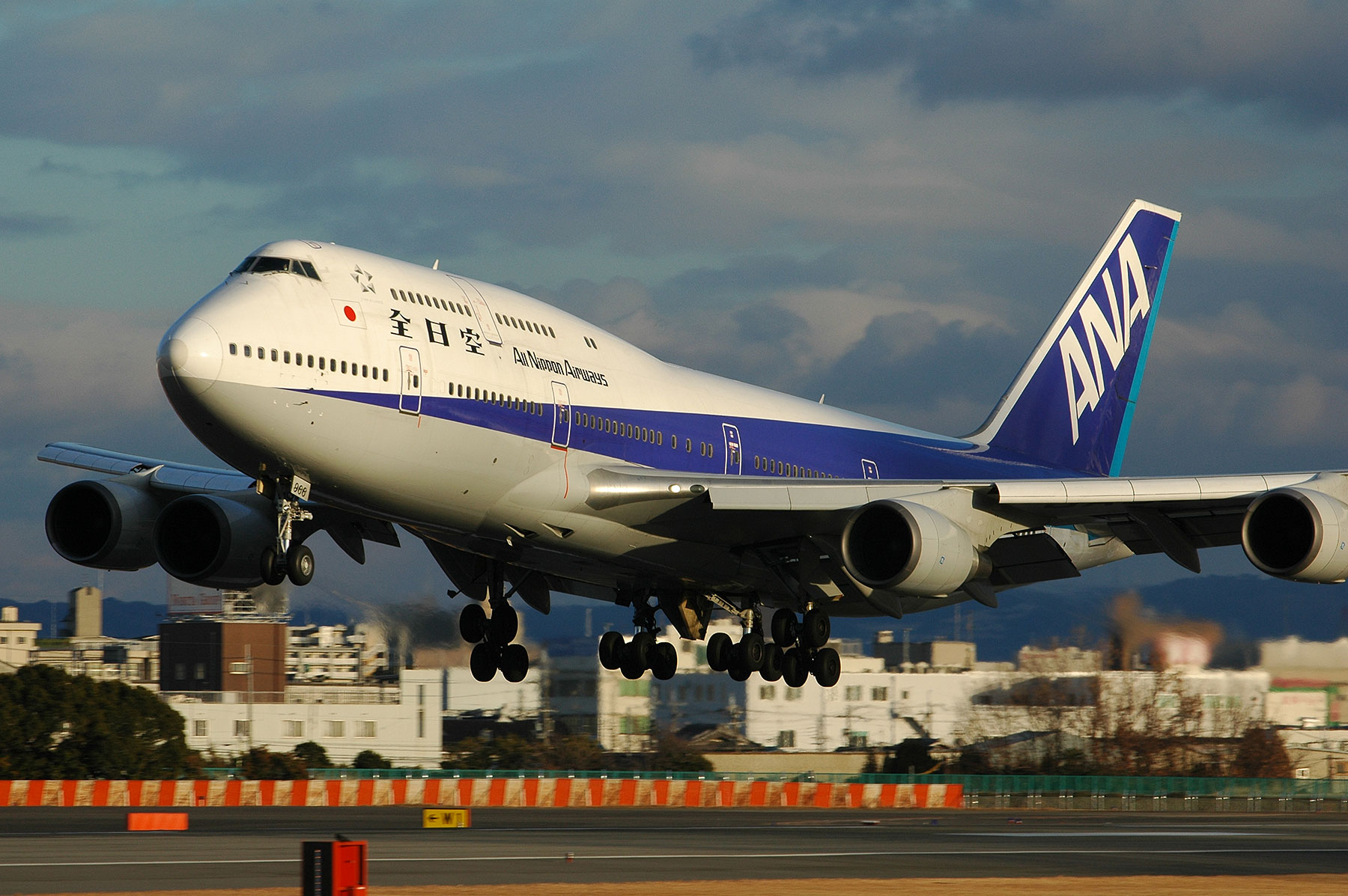 BOEING 747-400D / JA8966 : SKY LOUNGE GARDEN -transporter side-