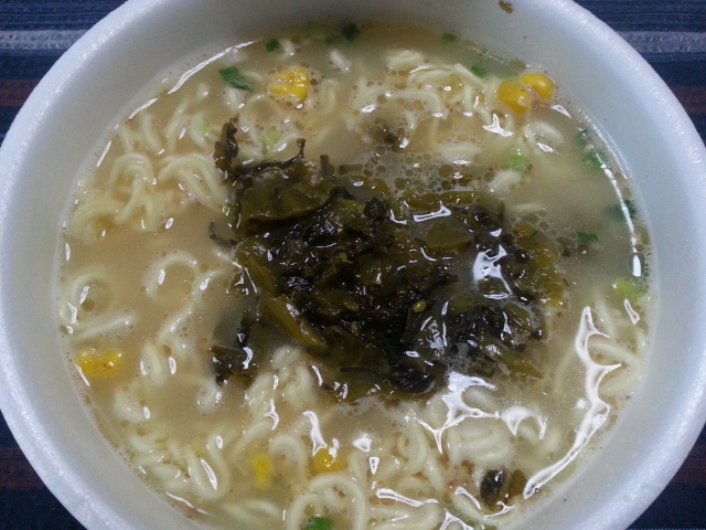 九州カップ麺 明星チャルメラコーンとんこつラーメン&サンポー食品とんこつ味高菜ラーメン_b0042308_1941735.jpg