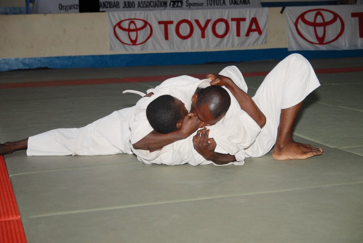 PICTURES OF ZANZIBAR BUDOKAN - TOYOTA JUDO CUP 2013～ザンジバル武道館トヨタ柔道カップ写真1_a0088841_22462743.jpg