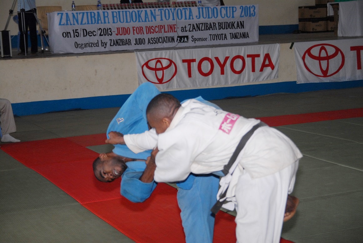 PICTURES OF ZANZIBAR BUDOKAN - TOYOTA JUDO CUP 2013～ザンジバル武道館トヨタ柔道カップ写真1_a0088841_2253121.jpg