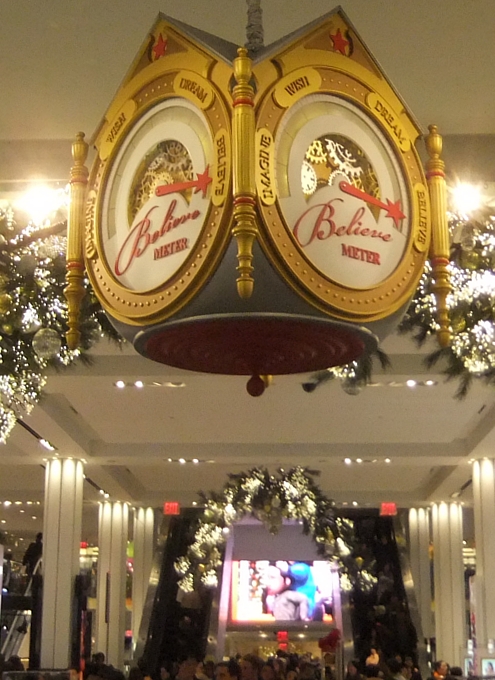 NYの「クリスマスの聖地」、老舗デパートのメイシーズ（Macy\'s）_b0007805_4572455.jpg