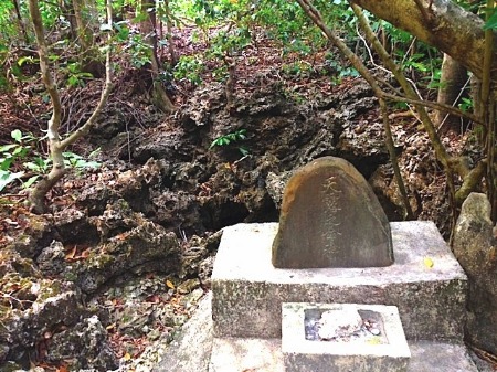 久高島・みるく（弥勒）の御嶽_a0300530_11182323.jpg