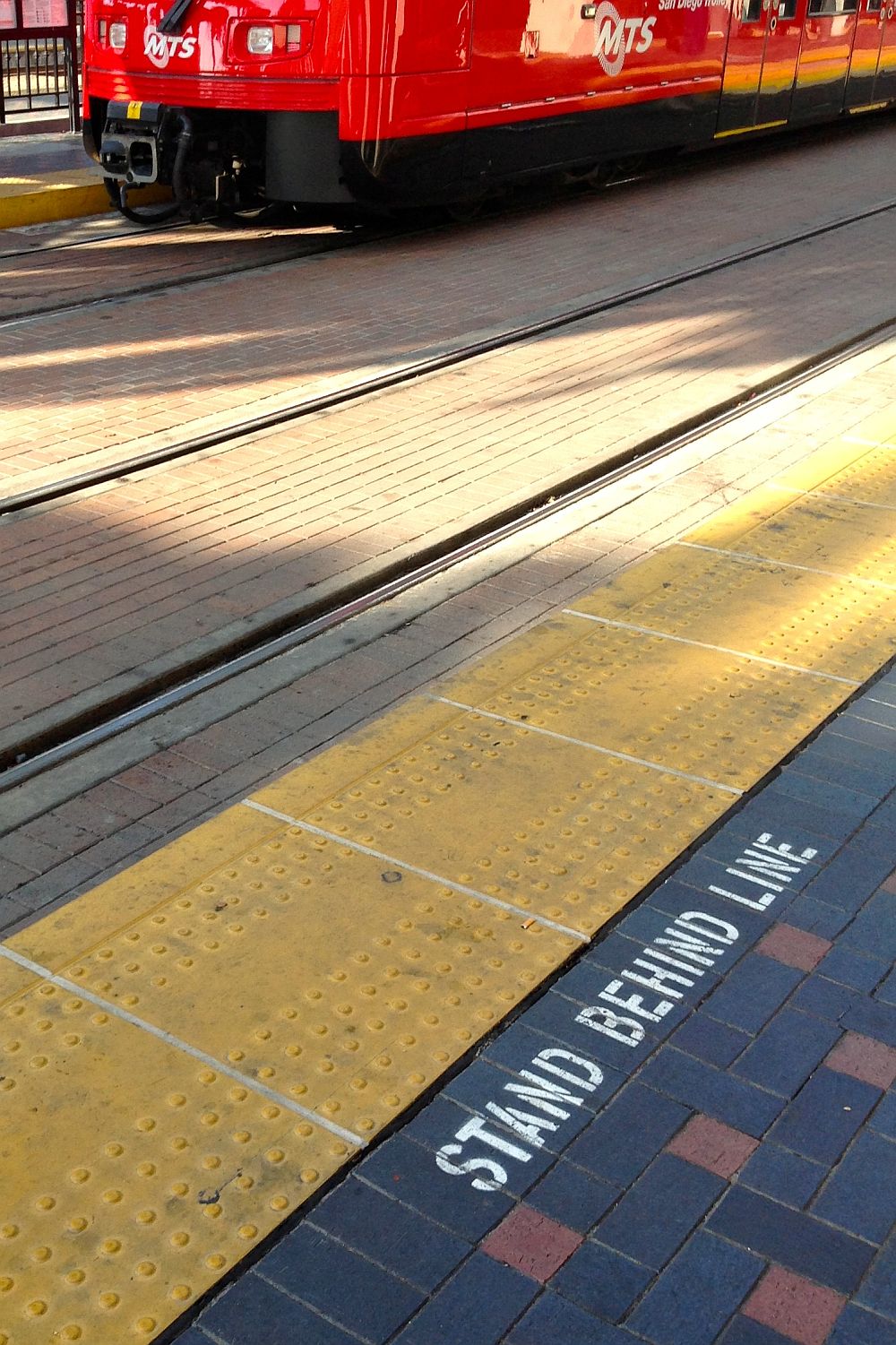 サンディエゴ・トロリーの乗り方　駅に着いてから下車まで_b0212342_06402642.jpg