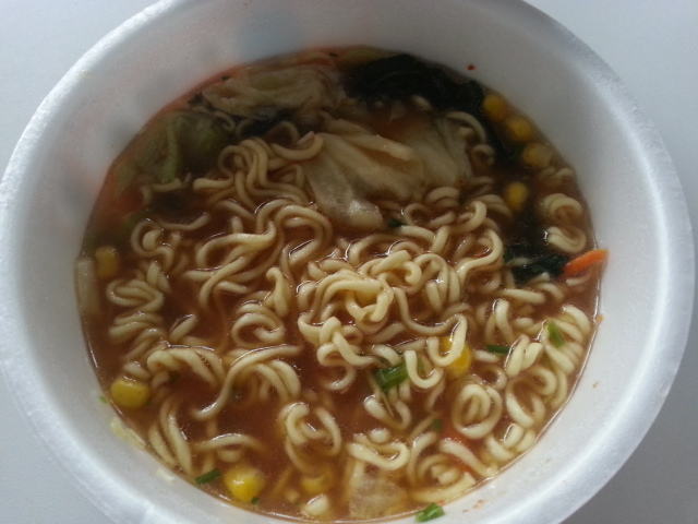 12/23 サッポロ一番みそラーメン¥98 & 12/28 寿がきや 名古屋名物濃厚みそ煮込みうどん¥158_b0042308_1626241.jpg