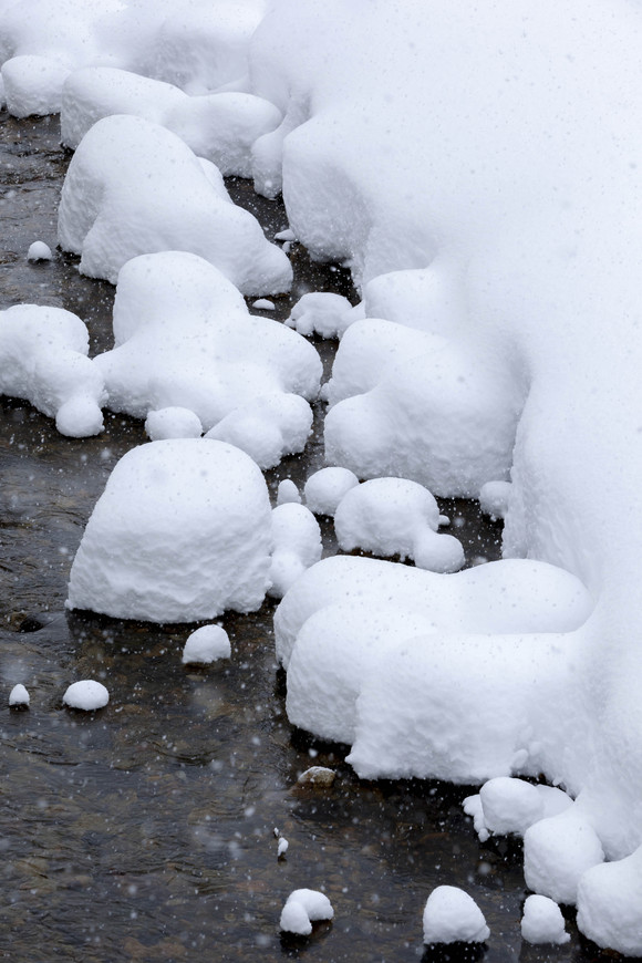 雪国の川岸へ_e0321360_2233381.jpg