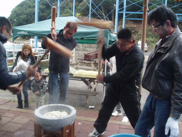つばきマリーナの餅つき会_a0077071_1325624.jpg