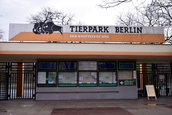 ベルリン動物公園 (Tierpark Berlin) を訪問　～　アイカ、トーニャ、ヴァロージャの奇妙な三頭同居_a0151913_316328.jpg