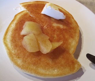 ホットケーキに煮りんご 北 信 州 の 森 の 中 で