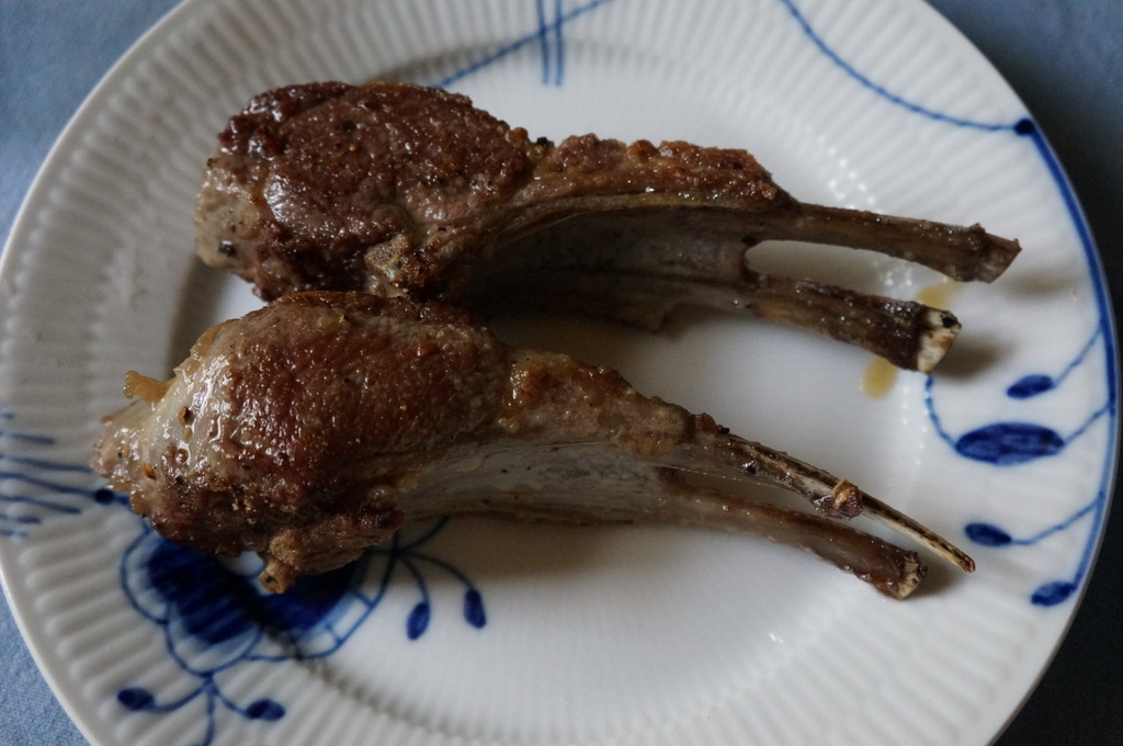 生牡蠣と日本酒、そして骨付きミルクラム_c0180686_19004864.jpg