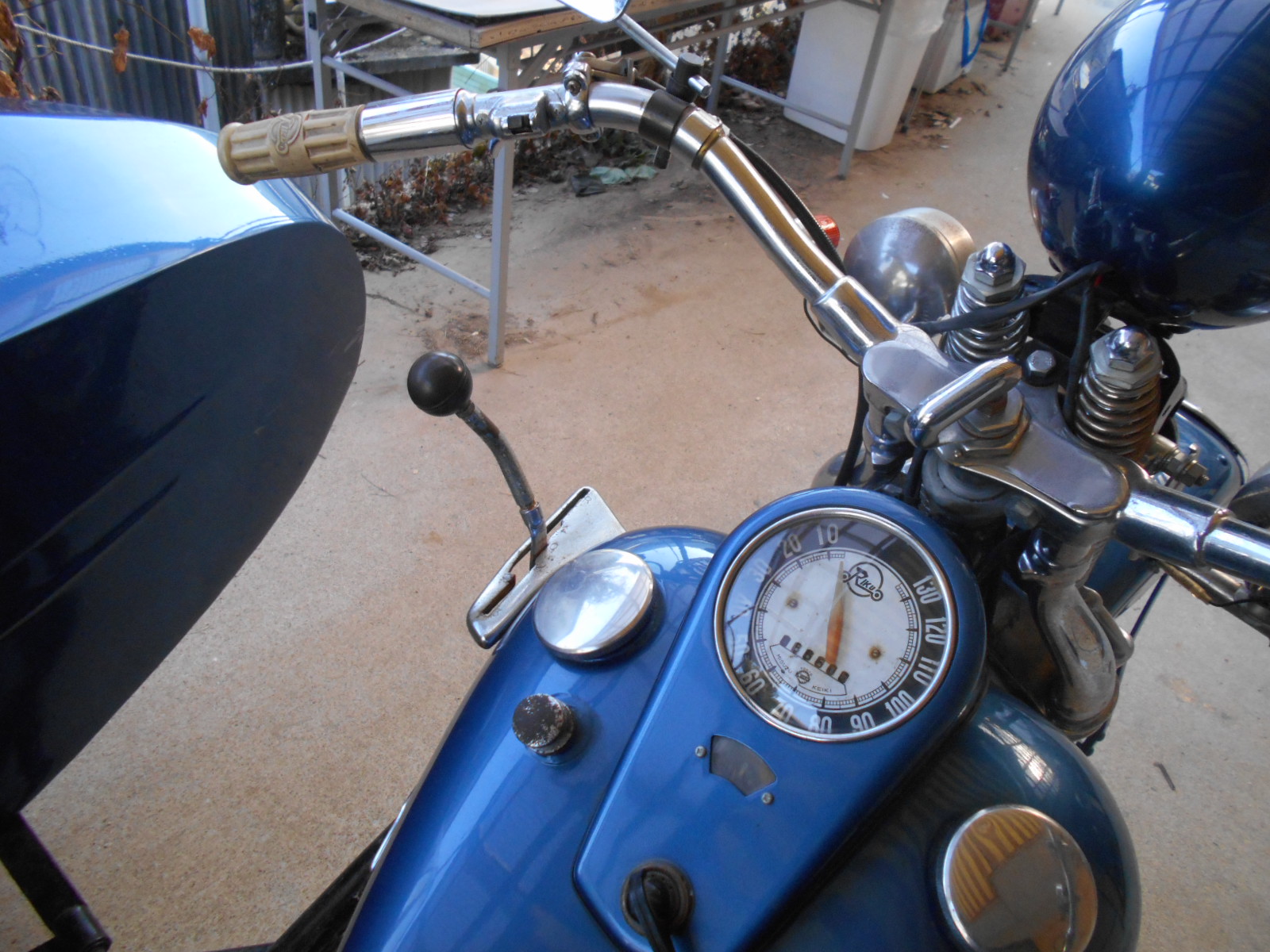 シフトレバーのオプション 古いバイク陸王と 犬