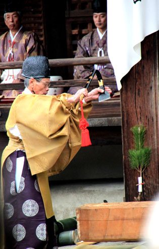 太秦広隆寺　釿（チョウナ）始め式_e0048413_21212285.jpg