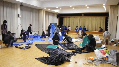 手分けをして大小道具を作る_e0290580_8571213.jpg