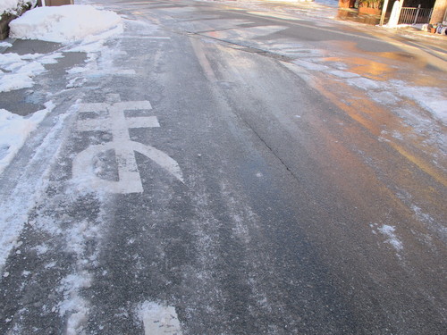 ブラックアイスバーンは 　どうにも止まらない！ 今朝・平成２６年２月１７日の最低気温は－０．８℃！_c0075701_10265547.jpg