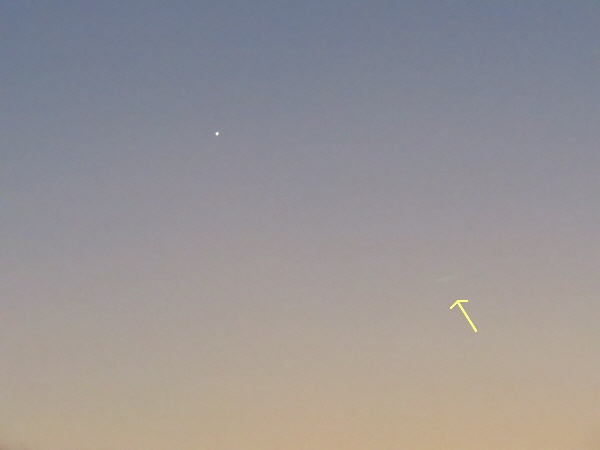 極細の月と金星のランデブー_f0033598_21311559.jpg