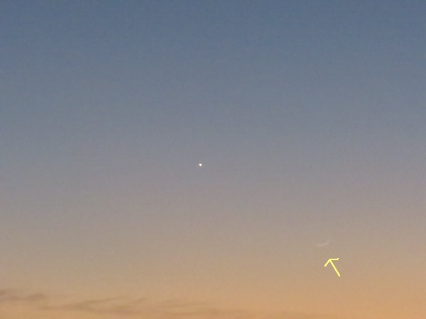 極細の月と金星のランデブー_f0033598_2132274.jpg