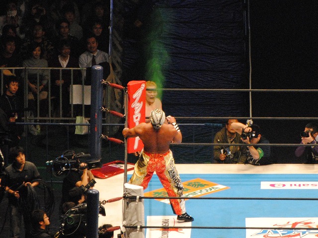 新日本プロレス「WRESTLE KINGDOM 8 in 東京ドーム」_b0000829_1048712.jpg