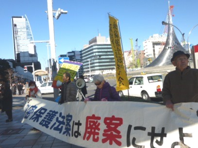 14/1/5 JR名古屋駅前で「『秘密法』廃止!」 新年最初の街頭宣伝しました_c0241022_1243381.jpg
