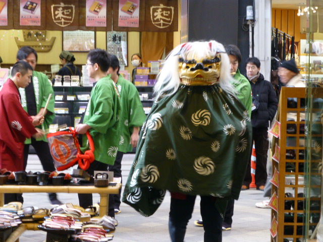 太神楽の獅子舞がやって来た！_d0028327_1316264.jpg