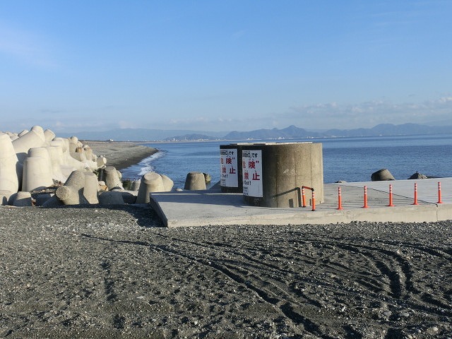 深刻だ! 元吉原地区の海岸線の後退と松枯れ_f0141310_83202.jpg