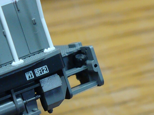 テールライト点灯化&スピーカー改良:カトーDE10 JR貨物更新色_f0037227_203136.jpg