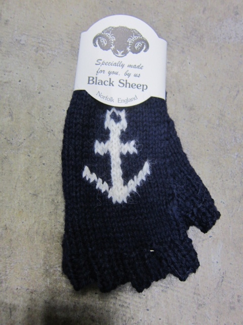 レジ前の人気小物！★？　BANDWAGON(MIX SOX) ＆ BLACK Sheep(手袋)！！　_d0152280_0234240.jpg