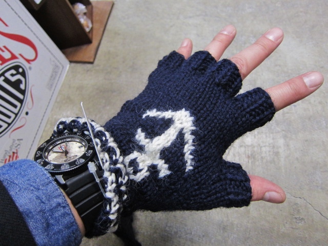 レジ前の人気小物!★? BANDWAGON(MIX SOX) & BLACK Sheep(手袋)!! _d0152280_0272725.jpg