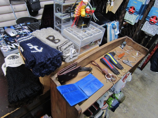 レジ前の人気小物!★? BANDWAGON(MIX SOX) & BLACK Sheep(手袋)!! _d0152280_027337.jpg