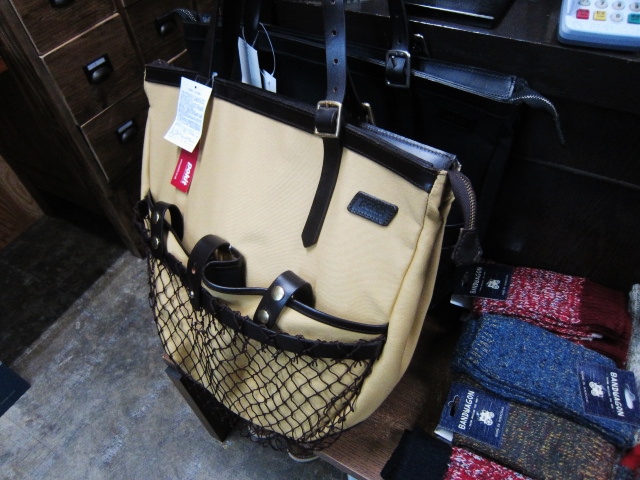 レジ前の人気小物!★? BANDWAGON(MIX SOX) & BLACK Sheep(手袋)!! _d0152280_031975.jpg