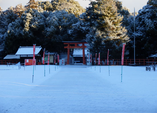 淡雪が　上賀茂神社_e0048413_1825229.jpg